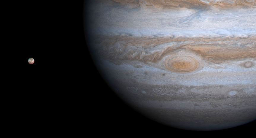 Io, petit disque clair, à gauche de Jupiter et de sa Grande Tache rouge